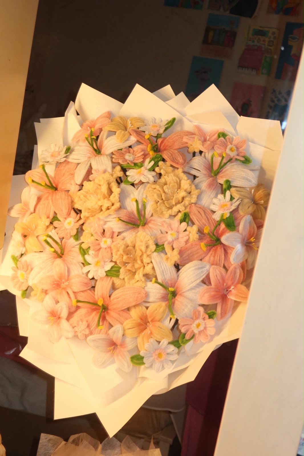 باقة زنابق خوخية وكريمية كبيرة